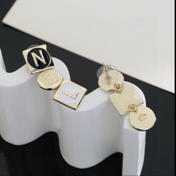 Gold and White Cufflinks Set - Picture 5 of 8